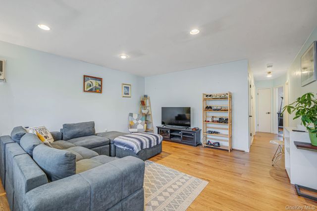 39 Kay Road, Calverton, NY 11933