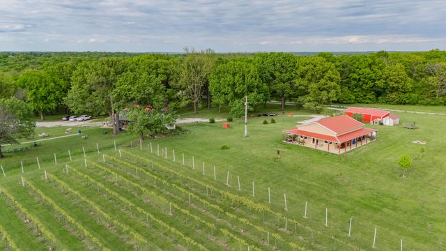 8400 E 1320 Road, Stockton, MO 65785