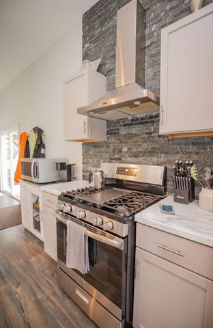 8400 E 1320 Road, Stockton, MO 65785