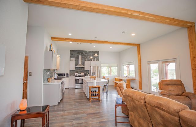 8400 E 1320 Road, Stockton, MO 65785