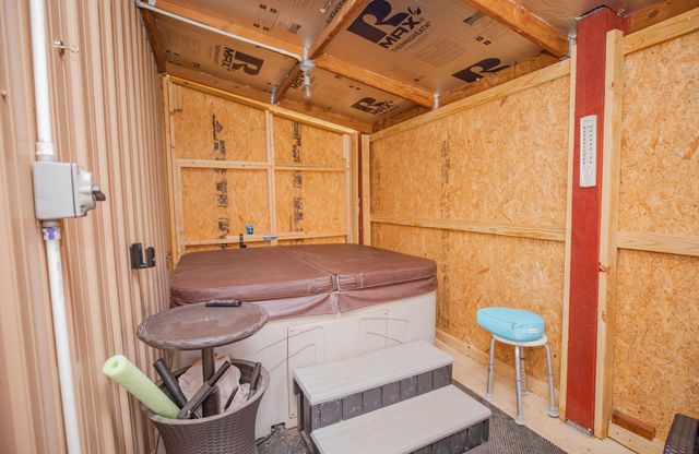 8400 E 1320 Road, Stockton, MO 65785