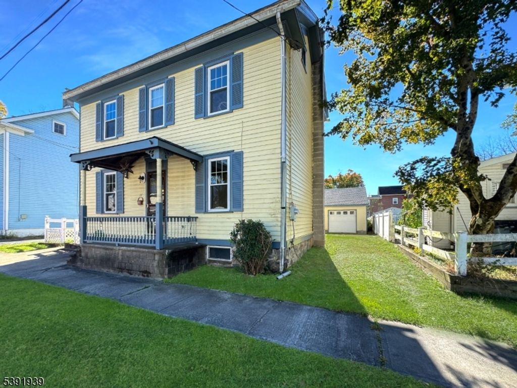 54 Front St, Belvidere Twp., NJ 07823