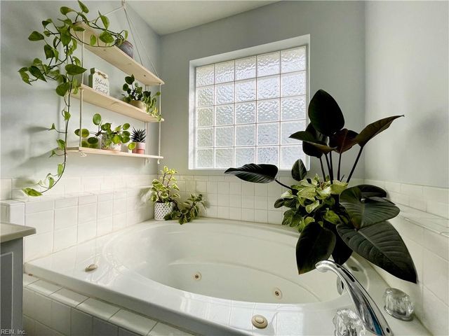 1805 Mizzen LN, Virginia Beach, VA 23454