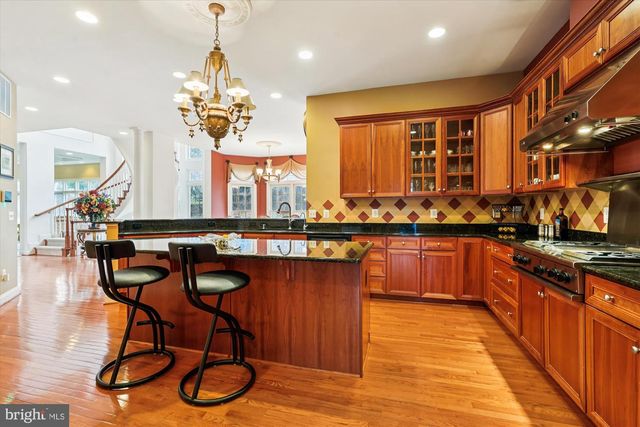 11046 HEATHLAND DR, Oakton, VA 22124