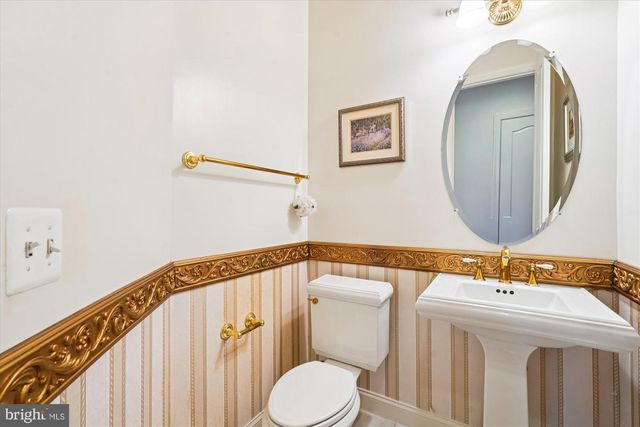 11046 HEATHLAND DR, Oakton, VA 22124