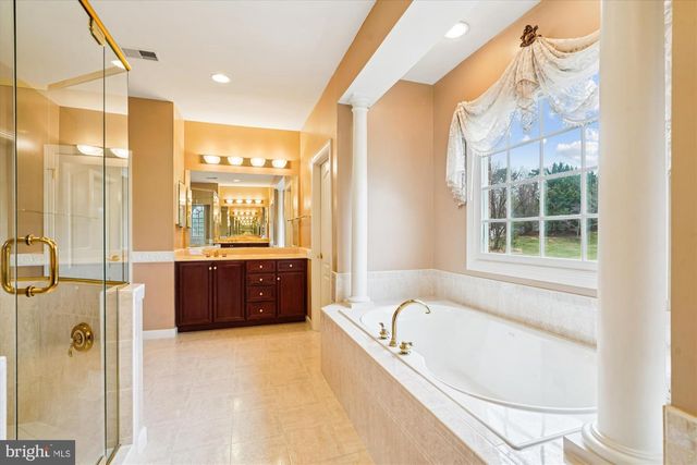 11046 HEATHLAND DR, Oakton, VA 22124