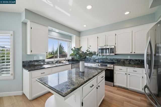 921 Arrowhead Ter, Clayton, CA 94517