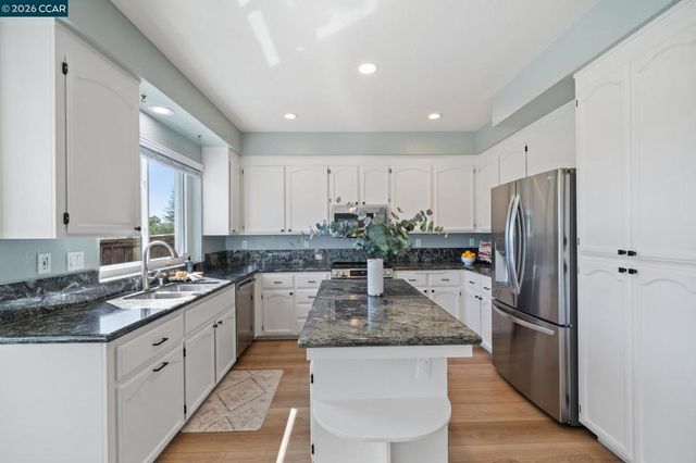 921 Arrowhead Ter, Clayton, CA 94517