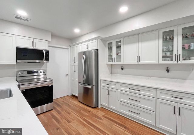 12833 POINT PLEASANT DR, Fairfax, VA 22033