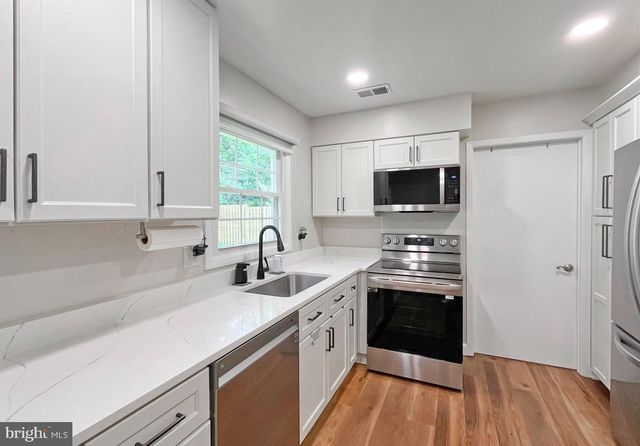 12833 POINT PLEASANT DR, Fairfax, VA 22033