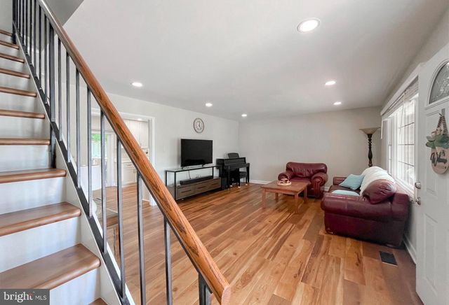 12833 POINT PLEASANT DR, Fairfax, VA 22033