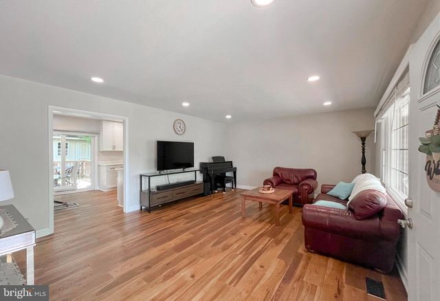 12833 POINT PLEASANT DR, Fairfax, VA 22033
