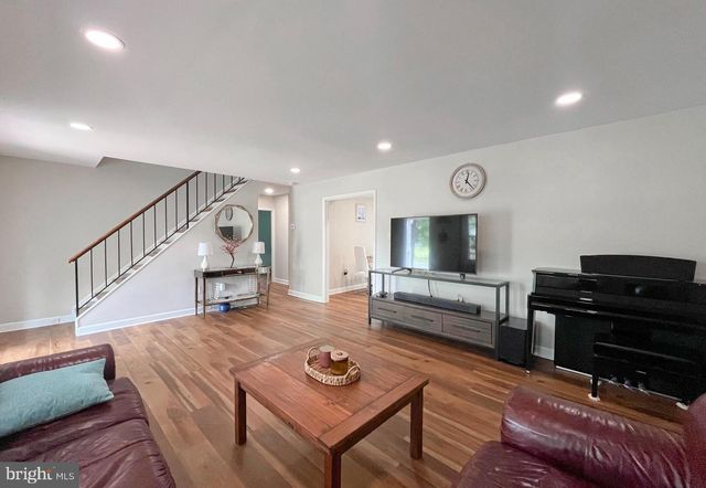 12833 POINT PLEASANT DR, Fairfax, VA 22033