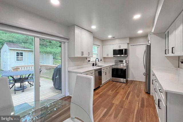 12833 POINT PLEASANT DR, Fairfax, VA 22033