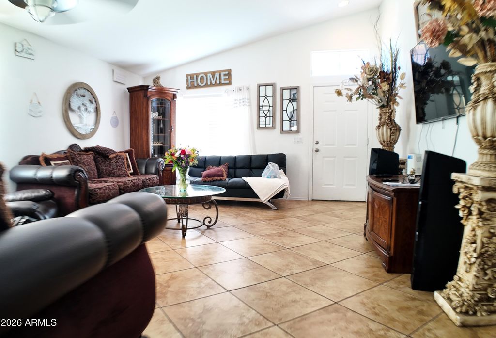 Image 5 of property listing at 7766 W MYRTLE Avenue, Glendale, AZ 85303