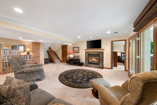 807 Knollwood COURT, Waukesha, WI 53188