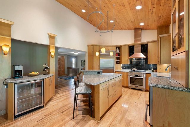 807 Knollwood COURT, Waukesha, WI 53188
