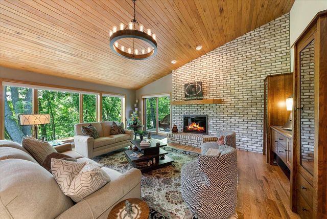 807 Knollwood COURT, Waukesha, WI 53188