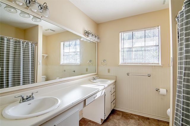 2401 Sycamore Avenue B4, Huntsville, TX 77340