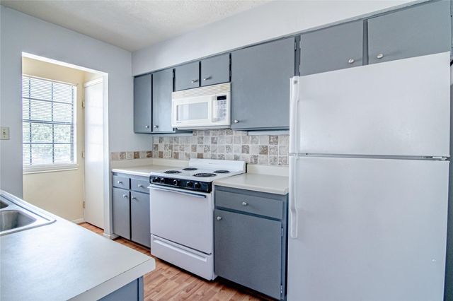 2401 Sycamore Avenue B4, Huntsville, TX 77340