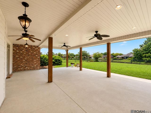 12421 Oak Alley Dr, Geismar, LA 70734