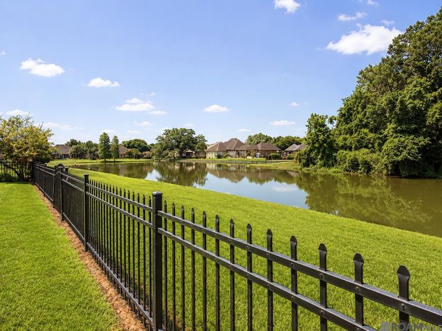 12421 Oak Alley Dr, Geismar, LA 70734