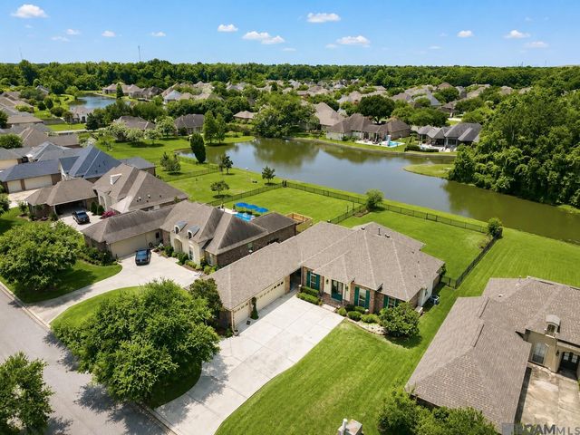12421 Oak Alley Dr, Geismar, LA 70734