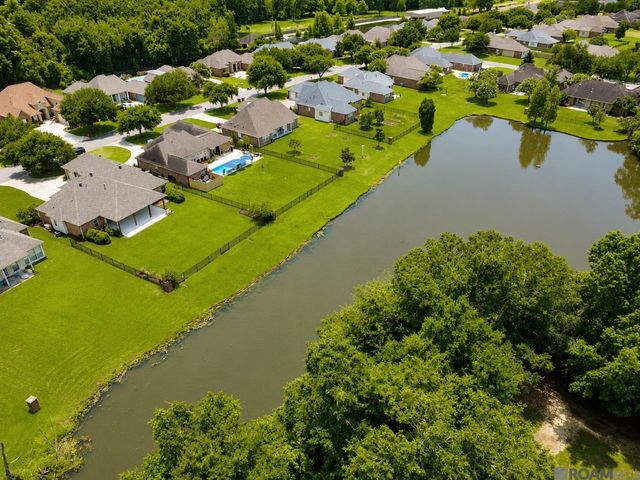 12421 Oak Alley Dr, Geismar, LA 70734