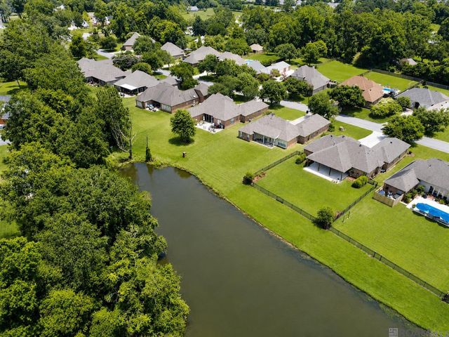 12421 Oak Alley Dr, Geismar, LA 70734