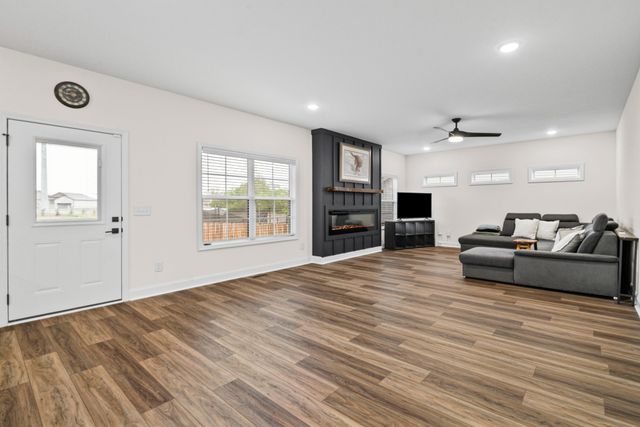 1057 Charles Thomas Dr, Clarksville, TN 37042