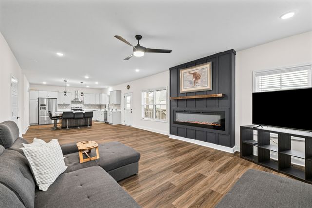 1057 Charles Thomas Dr, Clarksville, TN 37042