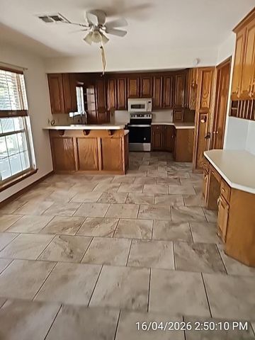 102 NE 52nd St, Lawton, OK 73507