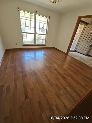 102 NE 52nd St, Lawton, OK 73507