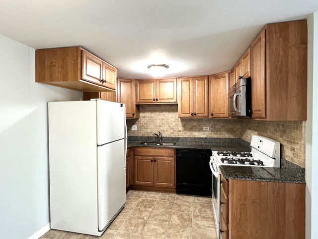 102 Tonset Court 102, Schaumburg, IL 60193
