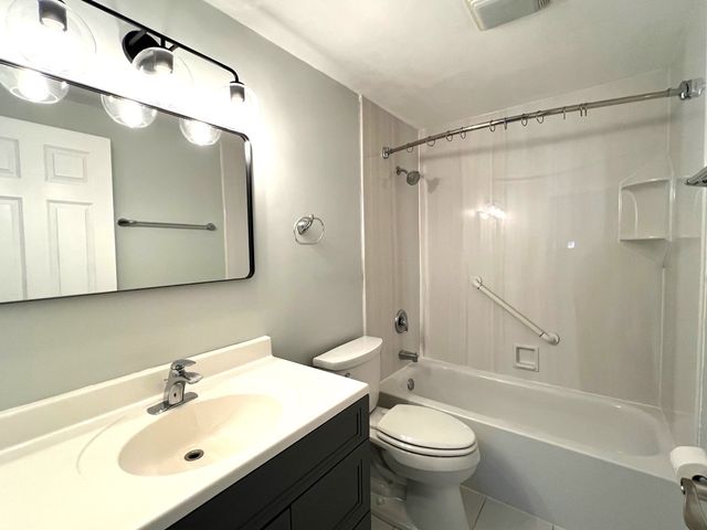 102 Tonset Court 102, Schaumburg, IL 60193
