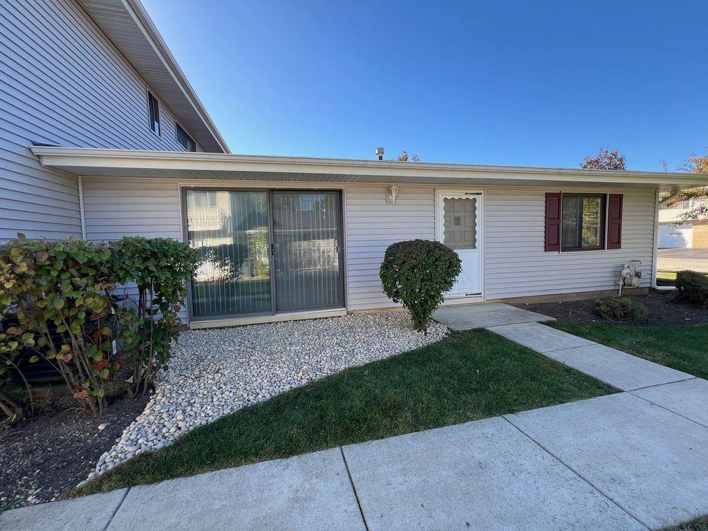 102 Tonset Court 102, Schaumburg, IL 60193
