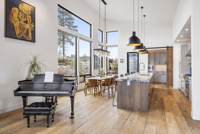 61438 Weinhard Court, Bend, OR 97702