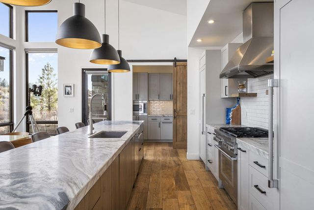 61438 Weinhard Court, Bend, OR 97702