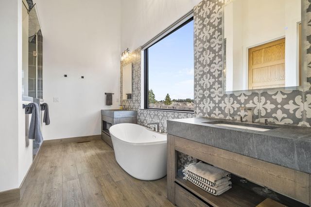 61438 Weinhard Court, Bend, OR 97702