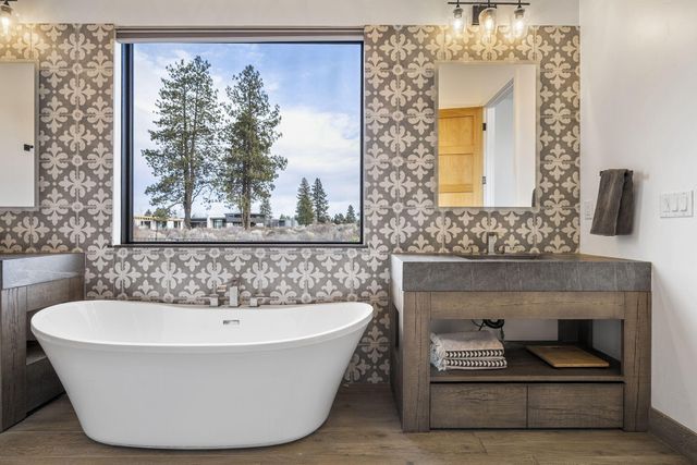 61438 Weinhard Court, Bend, OR 97702