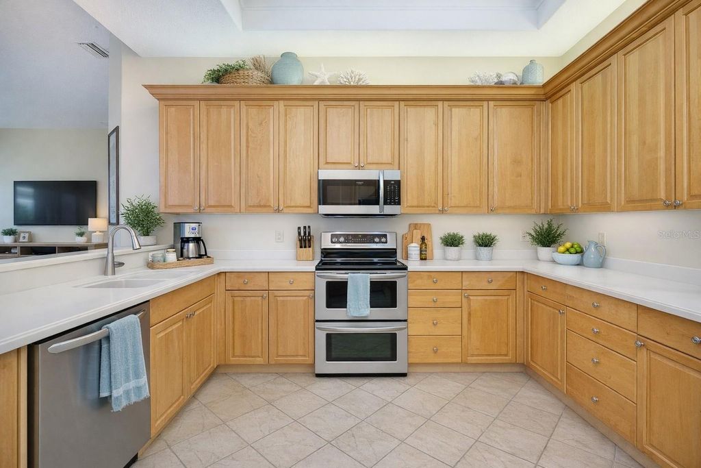 Image 13 of property listing at 5213 88TH ST E, Bradenton, FL 34211