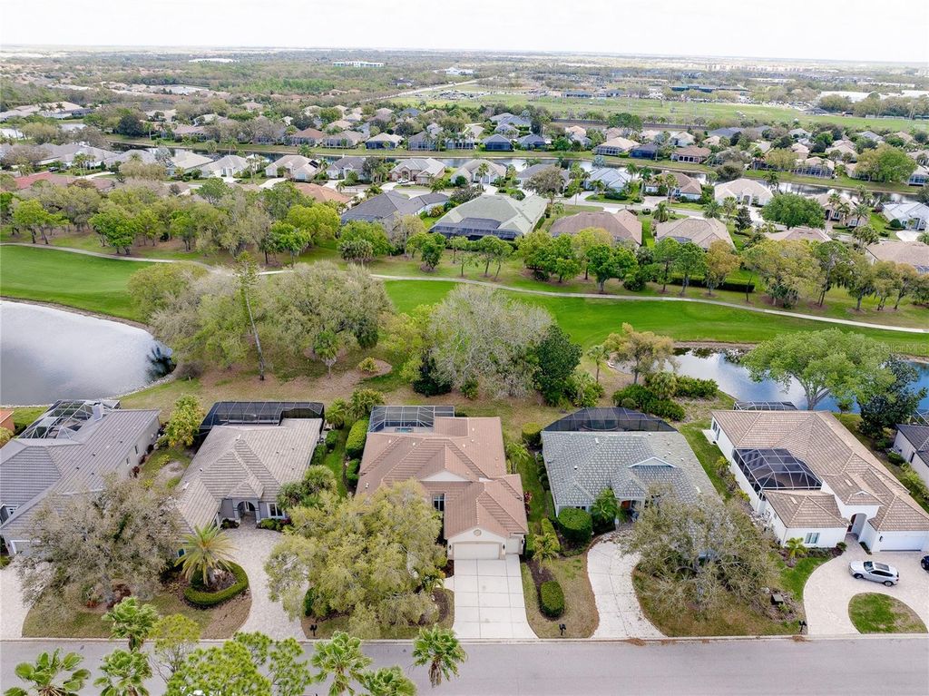 Image 4 of property listing at 5213 88TH ST E, Bradenton, FL 34211