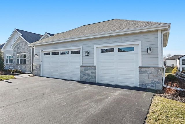 7916 E Stone Ridge DRIVE, Lannon, WI 53046