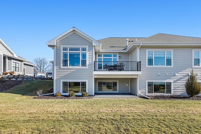 7916 E Stone Ridge DRIVE, Lannon, WI 53046