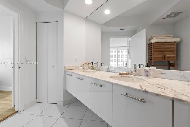 500 Brickell Ave 2510, Miami, FL 33131