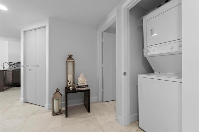 500 Brickell Ave 2510, Miami, FL 33131