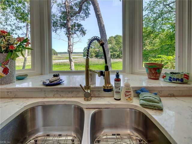 208 Mariners CIR, Smithfield, VA 23430