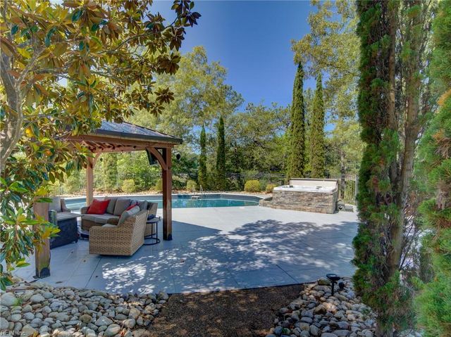 208 Mariners CIR, Smithfield, VA 23430