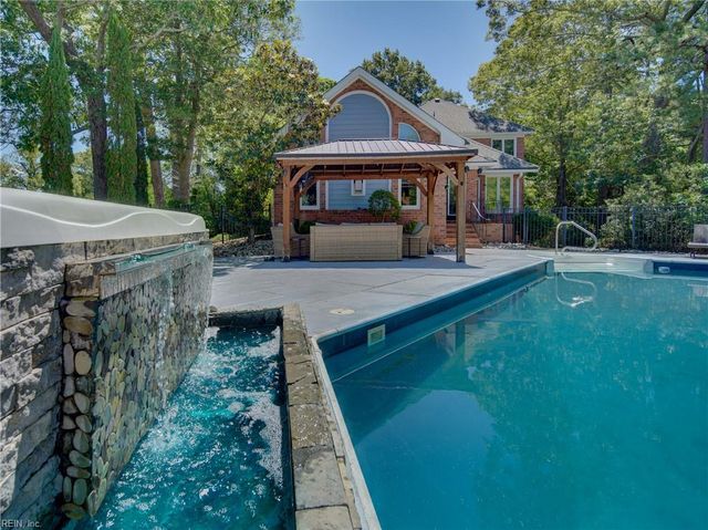 208 Mariners CIR, Smithfield, VA 23430
