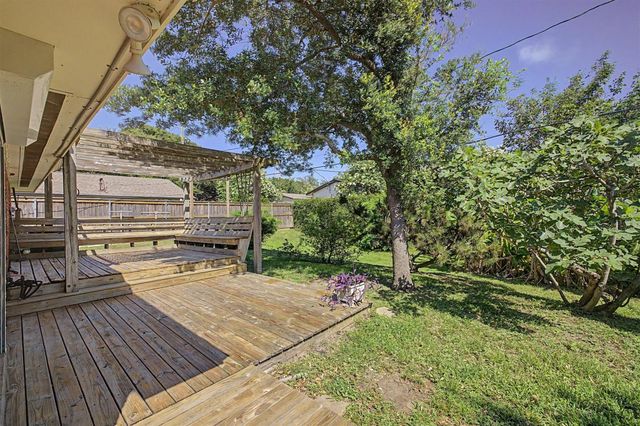7005 Youpon, Galveston, TX 77551